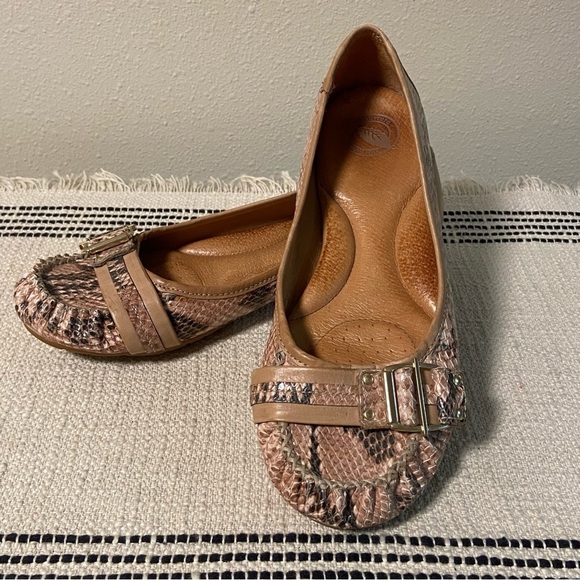 NURTURE / Tan Snake Skin Flats with Buckle on Toe Size 8.5M - Picture 1 of 11